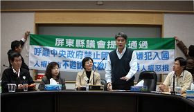 李世斌(右二)李清圣(右)林玉花(左二)及卢同协(左)等四位议员,在临时会后召开记者会,展现屏东县民追求自由与人权的道德勇气,及遏止违反人权恶行的决心。