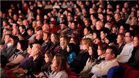 (二零一一年一月二十九日,神韵巡回艺术团在美国水牛城上演两场演出,观众莫不感叹于神韵所展现出来的精湛艺术与东方文化的神髓。)