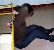 酷刑演示:双手反铐在床头