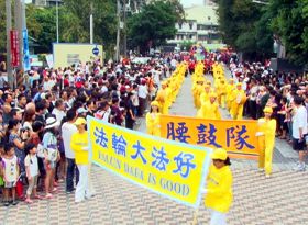 整齐划一的动作和咚咚的鼓声在绵长的踩街行列中引人注目,掌声不断