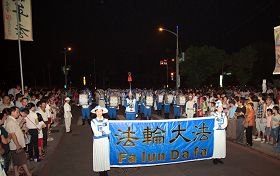 一年一度的“高雄左营万年季”活动,法轮功天国乐团应邀参加,受到主办单位和观众的热烈欢迎