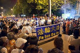 一年一度的“高雄左营万年季”活动,法轮功天国乐团应邀参加,受到主办单位和观众的热烈欢迎