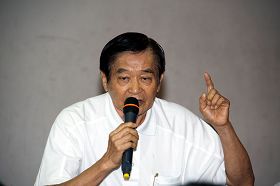 前台湾南区邮政管理局副局长邱奕诚说:人道不容忽视,当医生的要有医德,不能漠视人的生命
