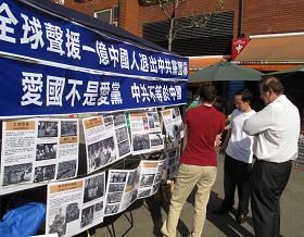 伦敦唐人街举行集会,行人认真阅读真相展板