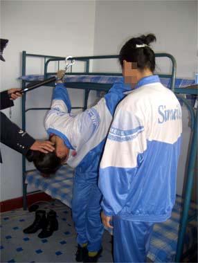 酷刑演示:吊铐