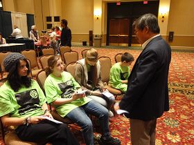 学生们听了介绍,表示要上网好好了解法轮功