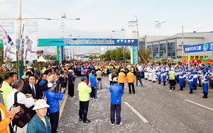 在马拉松起跑线上,天国乐团演奏雄壮乐曲,令选手神清气爽。