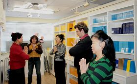 从小就喜欢中国文化的吉米(右二)学炼法轮功