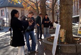 信息台旁,弗莱堡大学的学生在看法轮功真相展板和资料