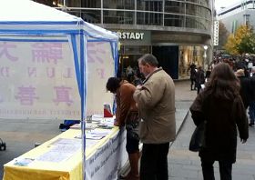 '信息台前,人们了解真相并签名反迫害。'