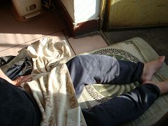 因大小便失禁,怕腿冻着,只好把一条薄裤套在腿上,不敢全穿上