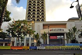 法轮功学员在夏威夷热闹的街区、峰会场外及中共官员入住的酒店外,拉起数十米长的横幅长墙