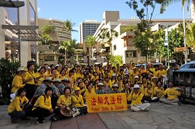 警察与法轮功学员合影,高喊:“法轮大法好”