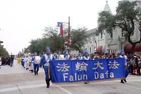 '法轮功队伍别具一格的风格,吸引了现场观众'
