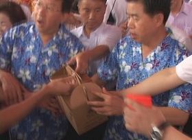 黄华华(右一)接到诉状后惊慌失措(撷取自新唐人视频)