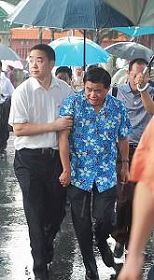 法轮功学员向黄华华递送诉状后,没多久开始下雨黄华华仓皇离开