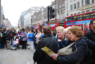 人们阅读真相资料,了解更多法轮功真相。