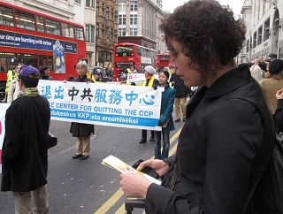 人们阅读真相资料,了解更多法轮功真相。