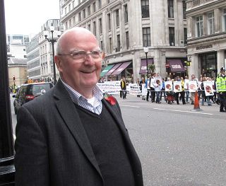 退休的英国外交官员肯感受到整个游行队伍充满活力,展现着平和、坚定的信念以及对和平的热爱。