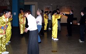 看了法轮功功法演示,许多人当场学炼法轮功
