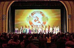 二月十九日晚,神韵纽约艺术团在纽约州罗切斯特大剧院的两场巡演圆满落幕