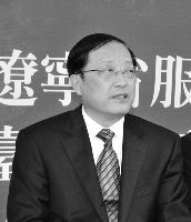 在喧闹的签约仪式上,陈政高不时望向围墙外“迫害法轮功,陈政高你被刑事控告了”的巨型横幅,神情不安。