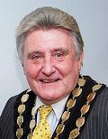 '威乐比市的市长派特·瑞利(pat reilly)'