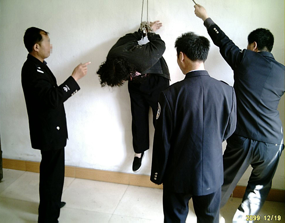 酷刑演示:吊铐