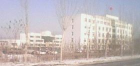 本溪劳教所的机关楼 (前面的是本溪劳教所的机关楼,后面的是劳教人员的宿舍