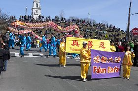 法轮功游行队伍精神抖擞,获得民众赞叹