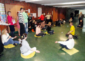 波兰健康博览 民众抢购《转法轮》