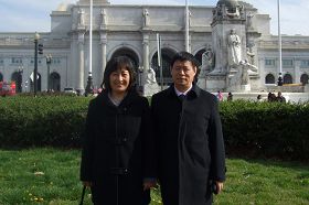 '张连英与牛进平获得自由后,来到美国(美国会山前)'
