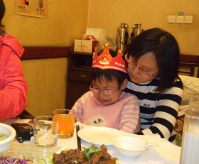 '目睹父母被绑架,女儿不会笑了'