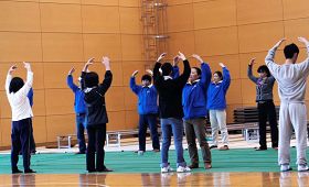 法轮功学员义务至福岛第一核电站六十公里左右的须贺川市的一个避难所,教授法轮功五套功法