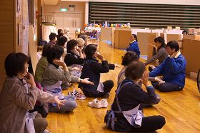 法轮功学员义务至福岛第一核电站六十公里左右的须贺川市的一个避难所,教授法轮功五套功法