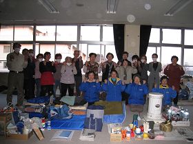 日本法轮功学员前往东松岛市避难所向灾民教授法轮功功法,图为与灾民的合影
