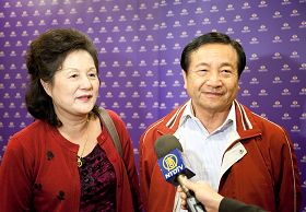 台南市书法学会理事长谢永田夫妇,四月十三日晚上在台南观赏神韵国际艺术团演出后赞叹不已。