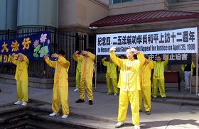 加拿大卡尔加里的部份法轮功学员在中国城集会炼功,纪念四二五和平上访十二周年