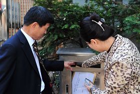 韩国法轮大法学会在中共驻韩使馆前纪念“四•二五和平大上访”十二周年,并将声明书投入中使馆的邮箱