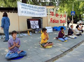 慕尼黑中领馆前,法轮功学员纪念“四•二五”,呼吁停止迫害法轮功