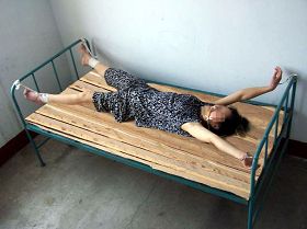 酷刑演示:死人床