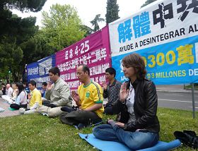 二零一一年四月十六日,西班牙法轮功学员中使馆前纪念四二五,和平反迫害