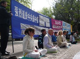 二零一一年四月十六日,西班牙法轮功学员中使馆前纪念四二五,和平反迫害