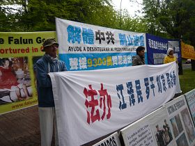 纪念四二五,西班牙法轮功学员中使馆前和平反迫害