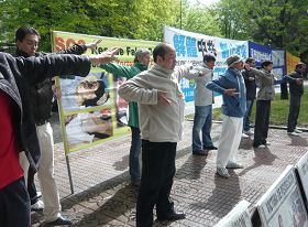 雨过天晴,学员们演示优美舒缓的法轮功五套功法