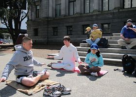从墨西哥移民加拿大的年轻人(左一)在学第五套功法