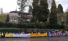 四月二十五日,温哥华学员冒雨在中领馆前抗议中共迫害