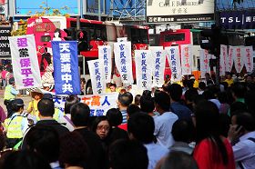 呼吁三退(退出中共党、团、队)的阵列,在港岛区闹市走过。
