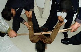 酷刑演示:殴打