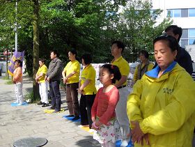纪念“四•二五”,法轮功学员在中共驻荷兰大使馆前呼吁制止迫害法轮功。